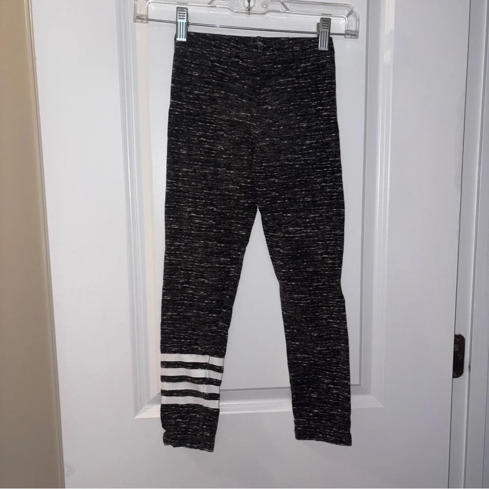 Girl’s Old Navy Heathered Grey & White Leggings Size: M